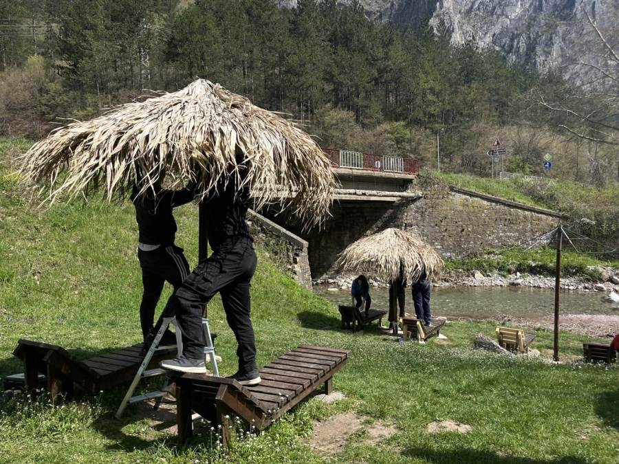 Доброволци от Младежки център-Враца подготвиха плажа край Згориград за летния сезон /снимки/