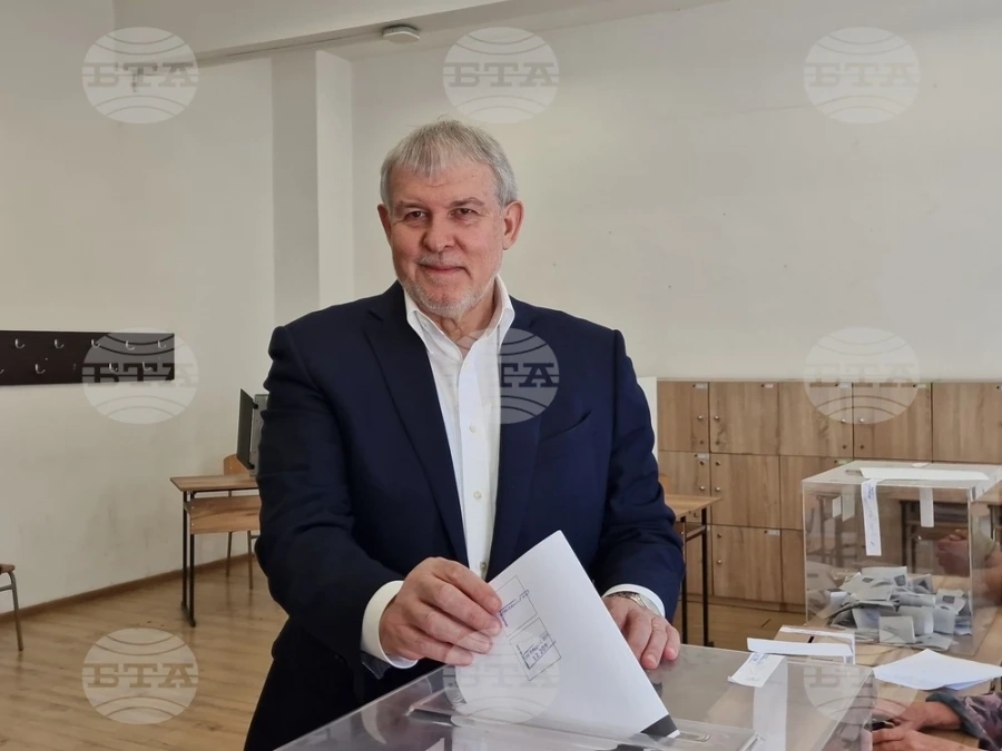 Гласувам за добруването на българския народ, за по-високи доходи и за по-високи пенсии, каза в Монтана лидерът на СДС Румен Христов