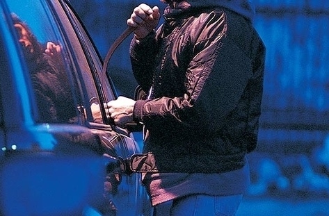 17 –годишен се опита да открадне две коли във Врачанско, хванаха го