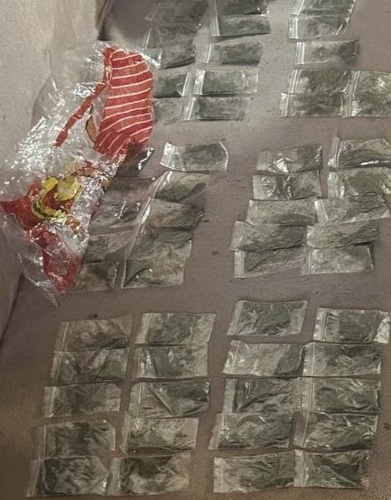 Задържан е дилър на дрога, открити са 57 пакетчета чай за пушене