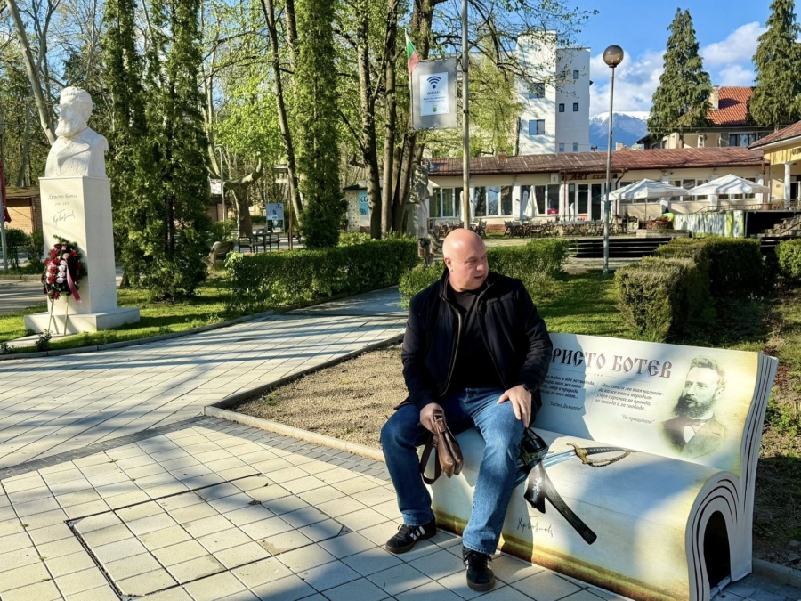 На нови книжни пейки ще се радват във Вършец