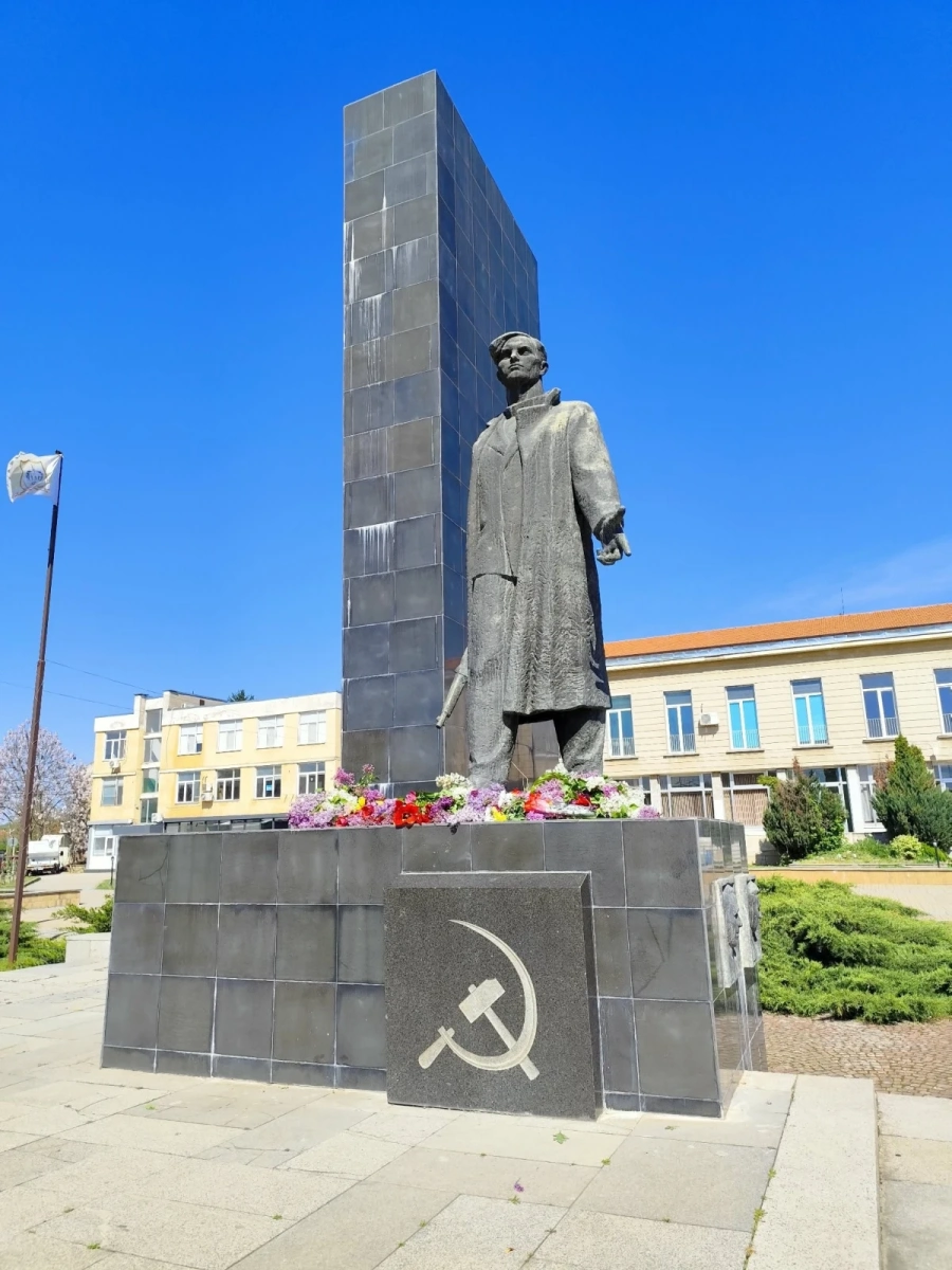 Ученици от СУ „Васил Воденичарски“, с. Хайредин отбелязаха патронния си празник