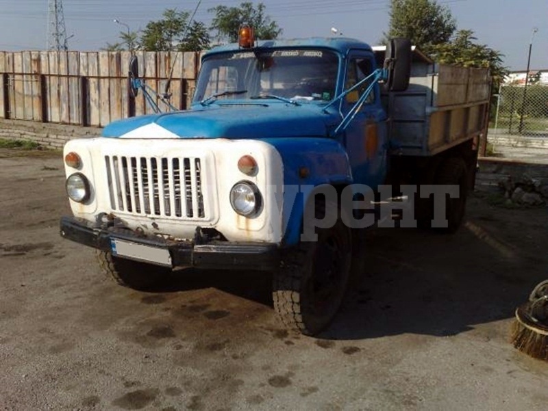 Мъж без книжка и с нередовна ГАЗ-ка причини катастрофа и избяга