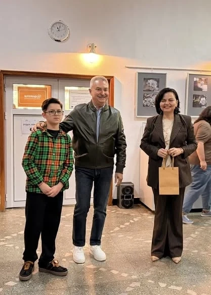 Петокласник от Монтана подреди фотоизложбата „Светът на Сами“ в Регионалната библиотека