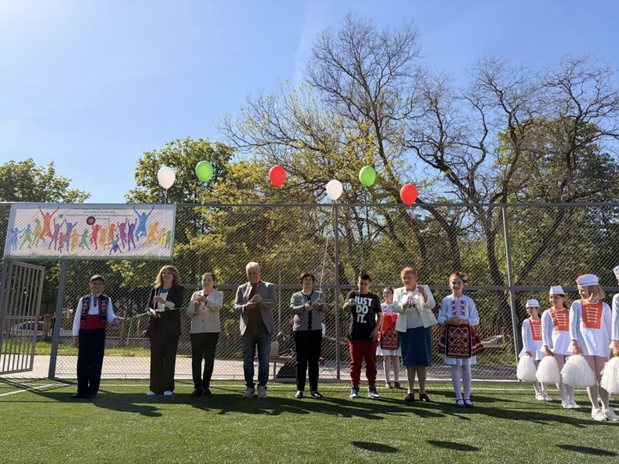  С празнична церемония и футболен мач беше открито новото спортно игрище в НУ “Иван Вазов”
