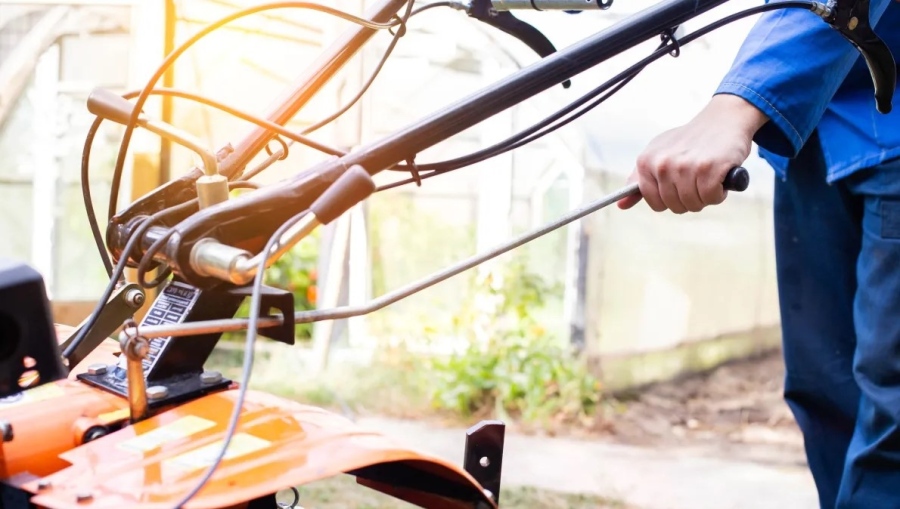 Мъж подкара мотофреза с 1,29 промила алкохол и се натресе в паркиран автомобил