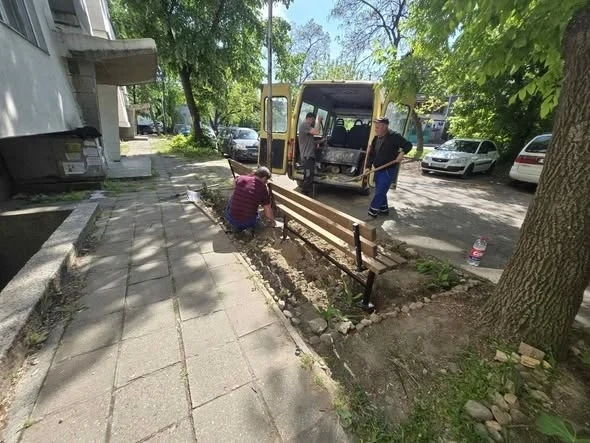 Община Видин започна монтаж на нови пейки в жилищните квартали