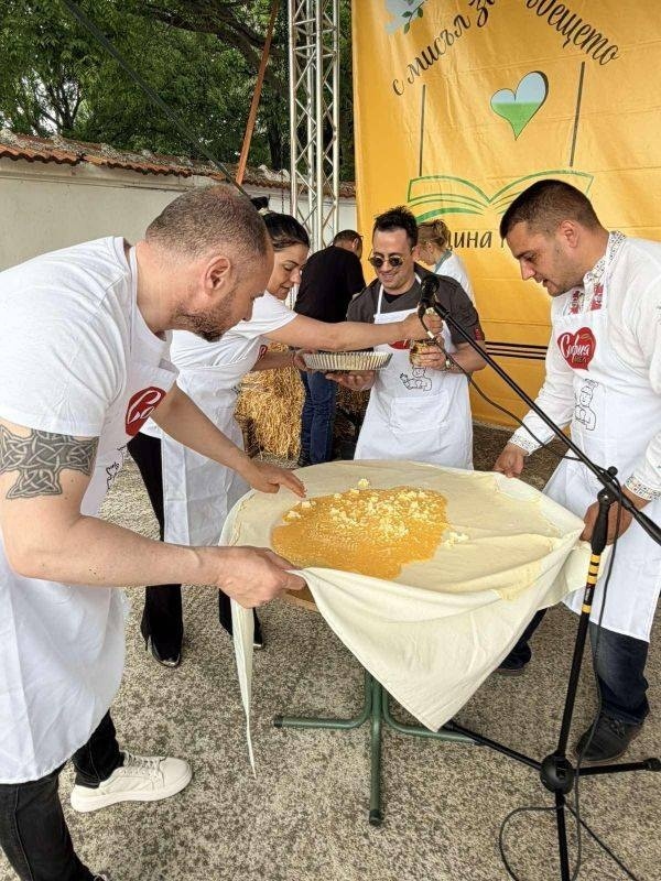 И Красен Кръстев въртя баница в Крушовица