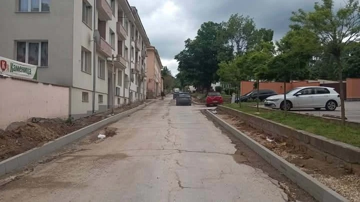 Нов асфалт и тротоари на пет улици в Белоградчик