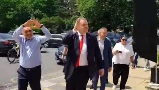 Пеевски спешно пристигна в Кърджали след разпита на Мюмюн: Огромен скандал, полицейско насилие!