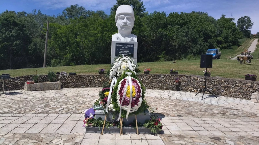 Заместник областният управител на Видин поднесе цветя пред новоизграден бюст - паметник в община Грамада