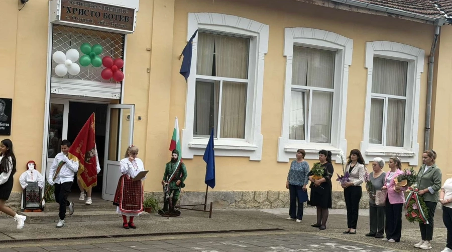 В Дена на Ботев училището в Остров откри СТЕМ център