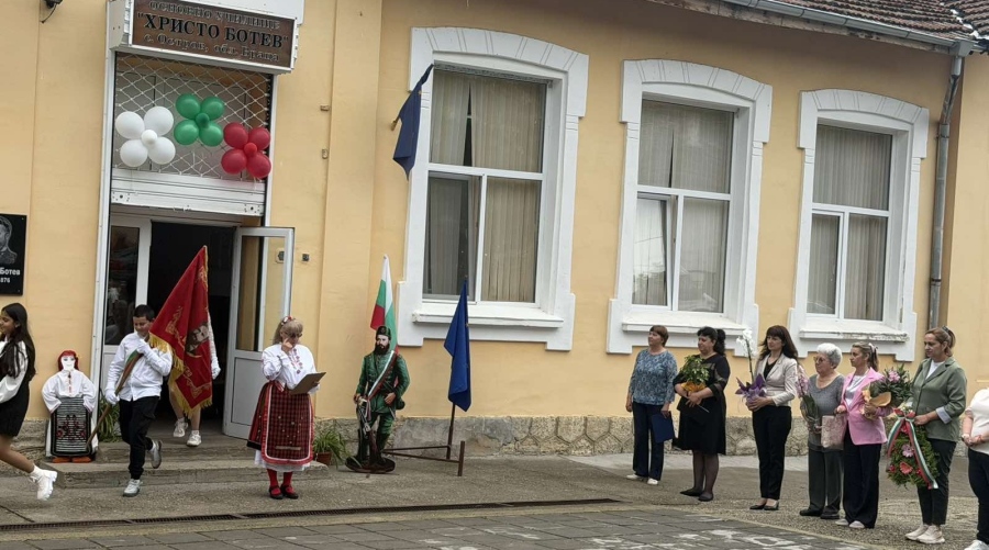 В Дена на Ботев училището в Остров откри СТЕМ център