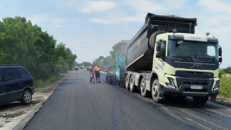 Напредва ремонтът на близо 57 км от път I-1 в областите Видин, Монтана и Враца