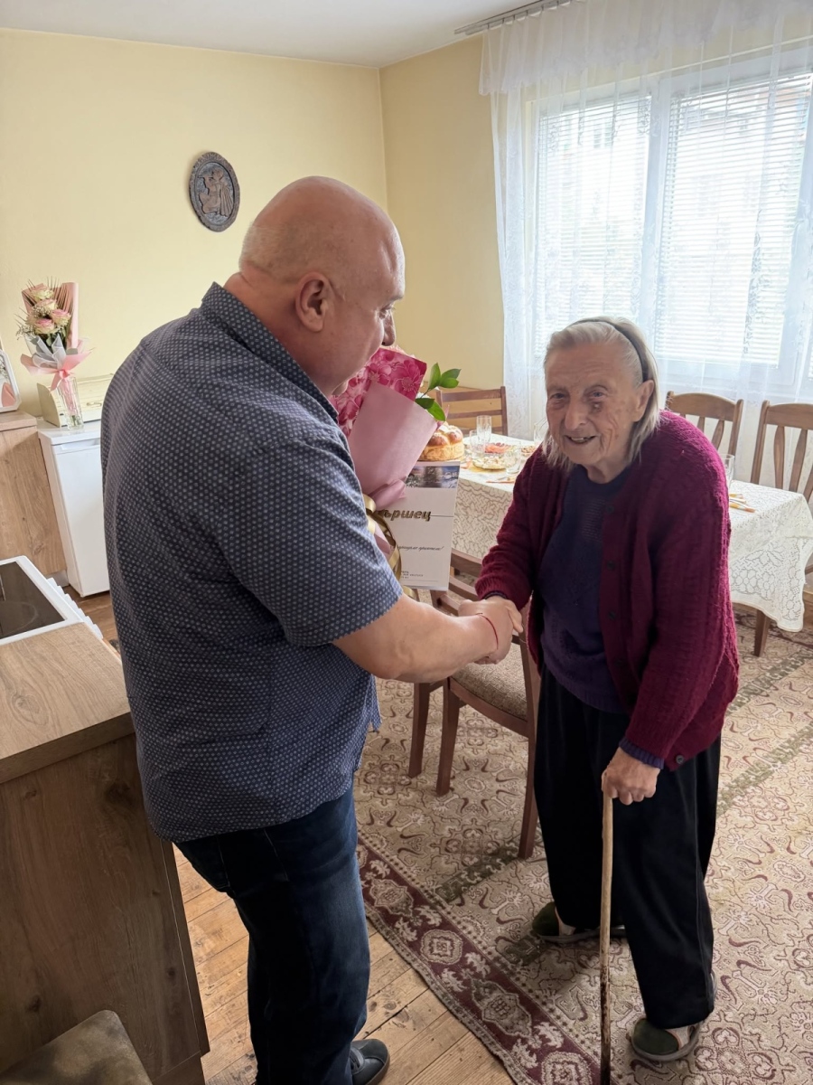 Кметът на Вършец инж. Иван Лазаров поздрави лично 90-годишнината Баба Пенка