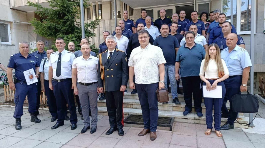 Наградиха служители на ОД МВР Враца по повод празника на МВР