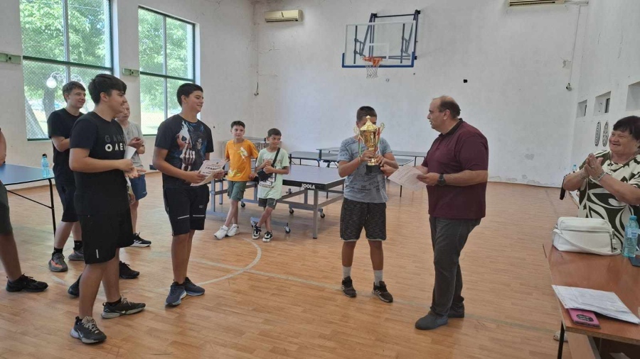 Отличиха победителите в турнира по тенис на маса