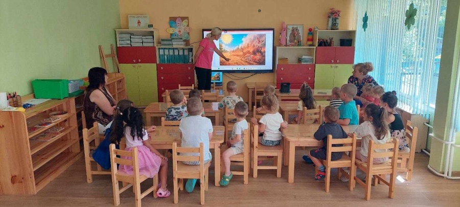 Хлапета станаха огнеборци, гасиха пожар с водни пистолети