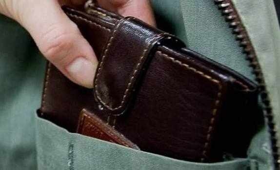 Заловиха двама, задигнали портфейл с над 1000 евро от магазин в Лом
