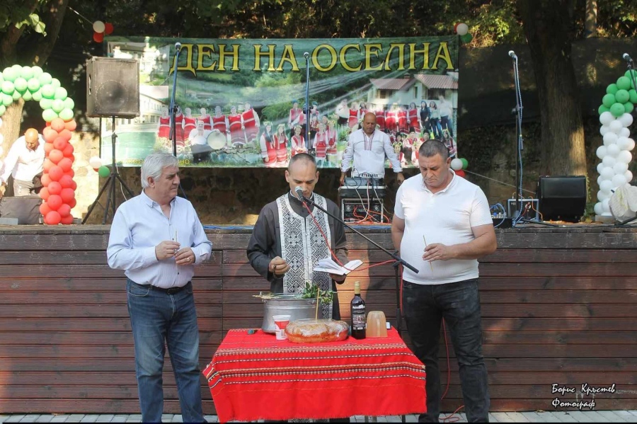 Кметове и самодейци се хванаха на огромно хоро на празника на Оселна