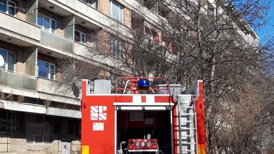 Пламъци погълнаха частен дом във Вършец, полицията на крак