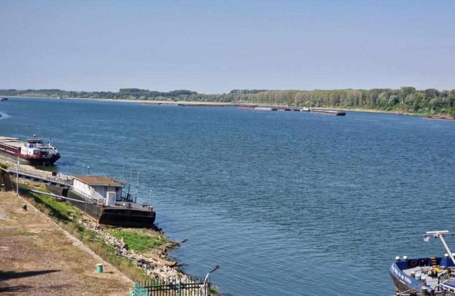 Дунав се покачва, но ограниченията за корабоплаване остават