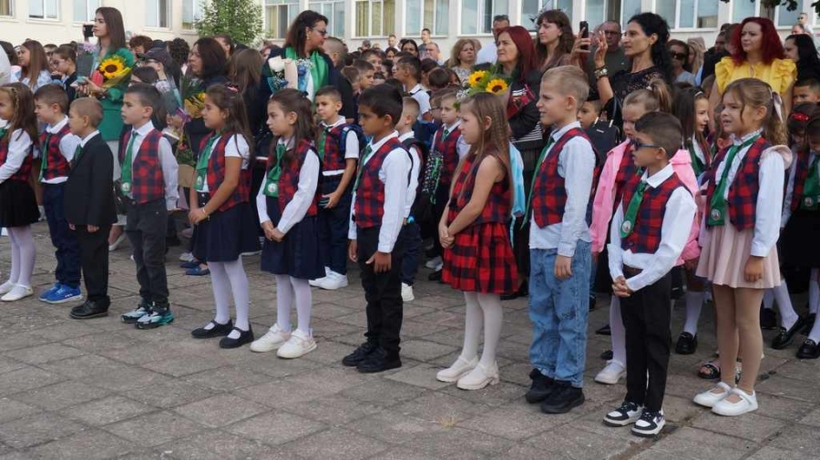 СУ „Христо Ботев“ в Козлодуй откри новата учебна година с три паралелки първокласници и вдъхновяващи послания