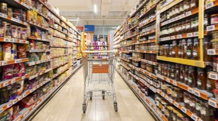Мащабни проверки: КЗП проверява бензиностанции, магазини и банки, при някои продукти надценките стигат до 141%