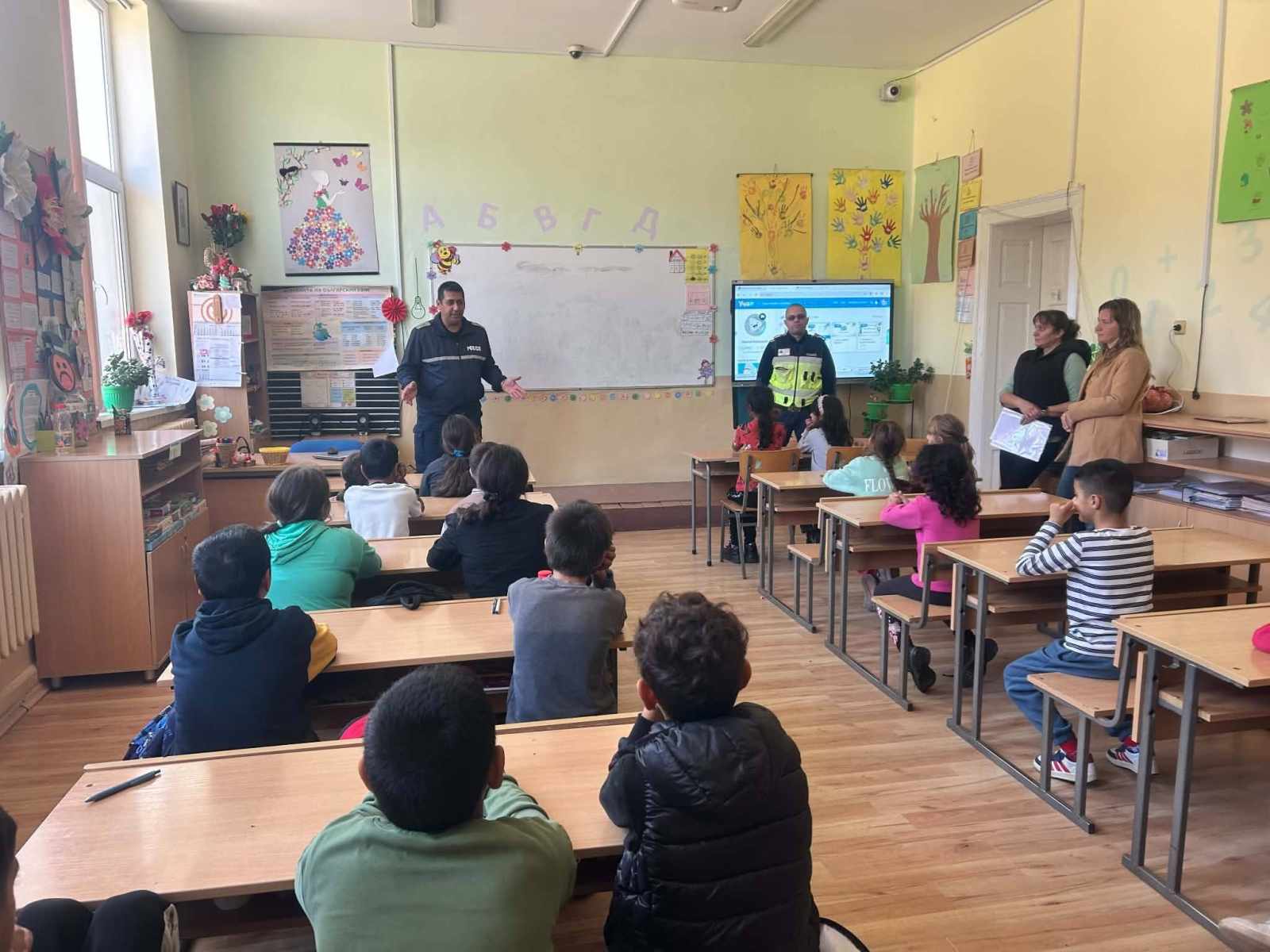 Полицейски инспектори от Оряхово обучиха децата от с. Остров на отговорно поведение на пътя : Konkurent.bg