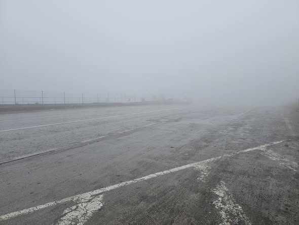 Гъста мъгла затруднява видимостта на Петрохан, шофьорите да внимават