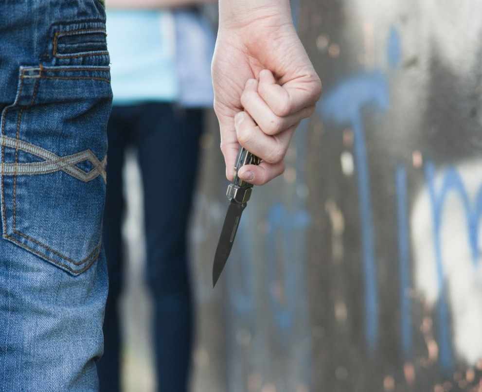 Кървав екшън в Северозапада! Мъж извади нож на жена си в магазин, кметът вдигна полицията на крак